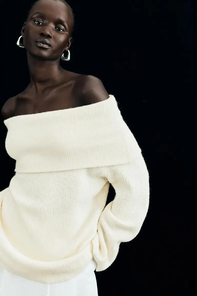 Pulover tricotat reiat cu umerii goi