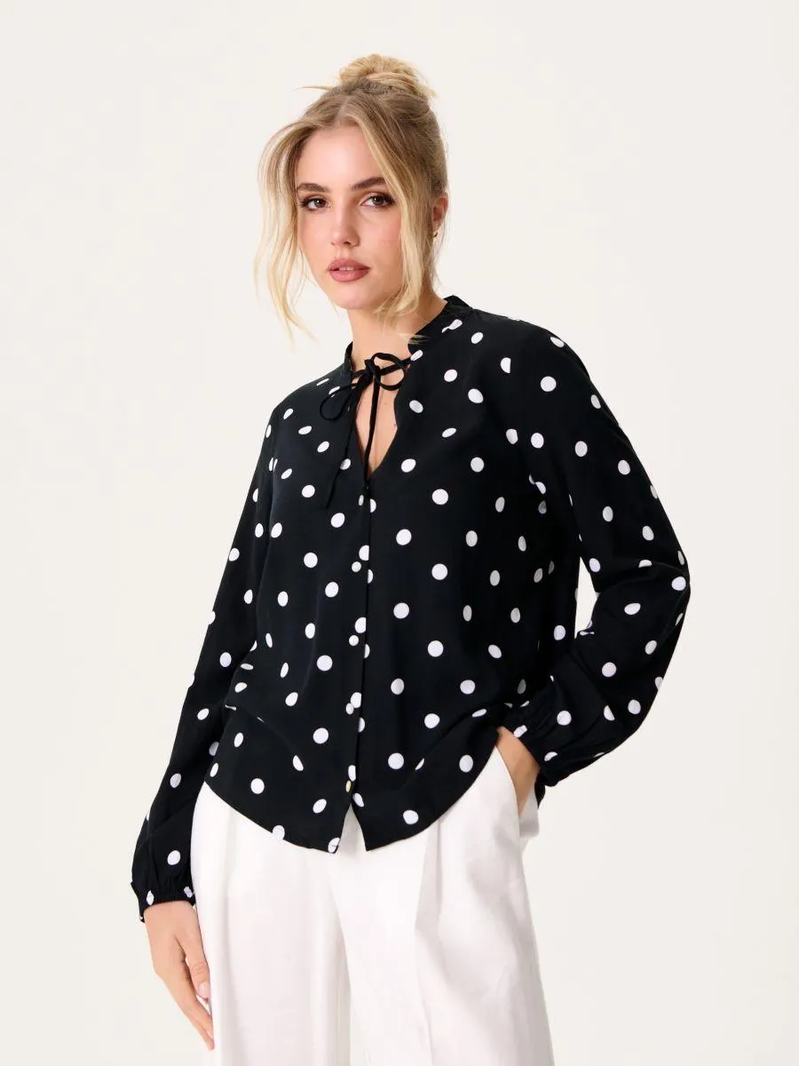 Cămașă cu tiv prevăzut cu șnur