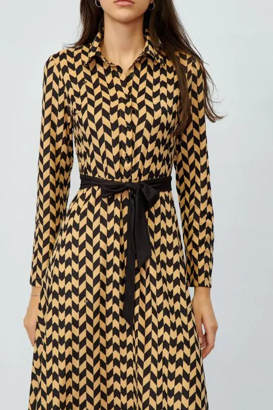 Rochie midi de zi in clos bej cu maneca lunga