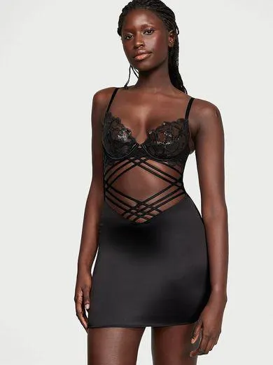 Cămașă de noapte cu bretele și broderie strălucitoare în formă de inimă