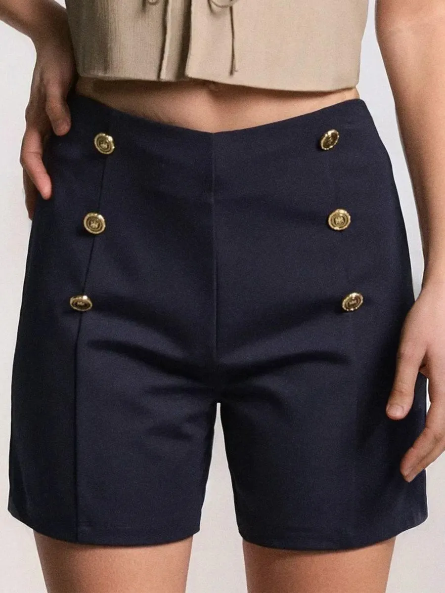 Pantaloni scurți cu nasturi decorativi