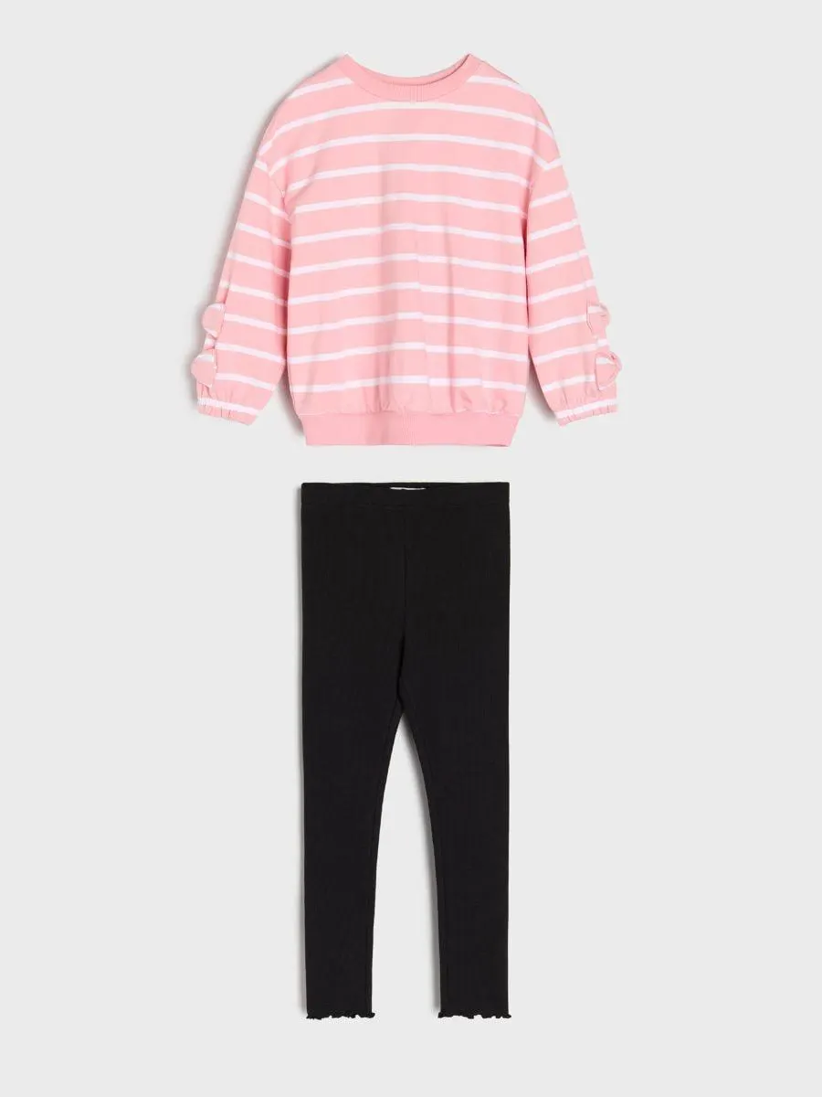 Compleu cu bluză sport și colanți