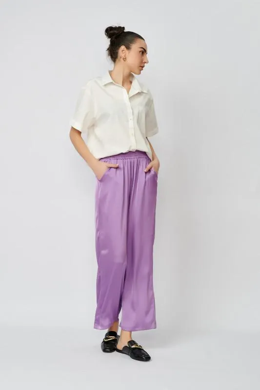 Pantaloni dama de vara mov din satin cu buzunare laterale