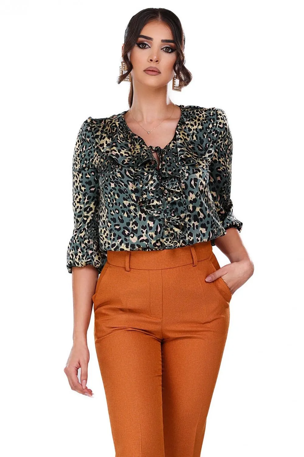 Bluza satin cu imprimeu animal print si volane