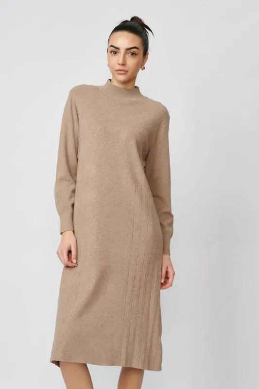 Rochie tricotata din vascoza camel cu pliuri laterale