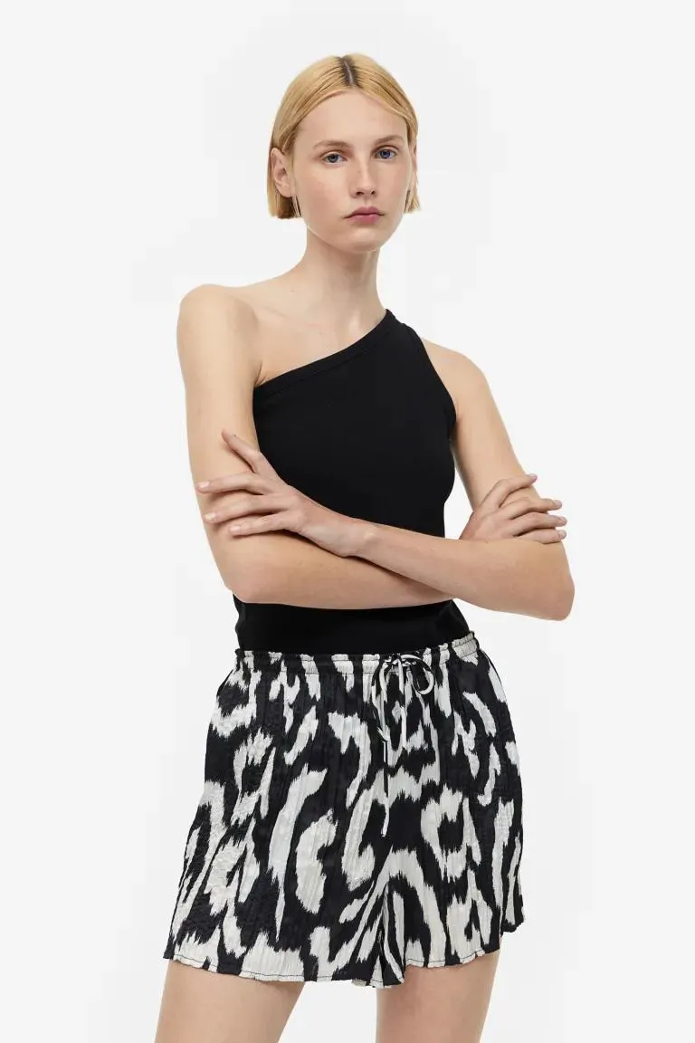 Pantaloni scurți plisați din satin