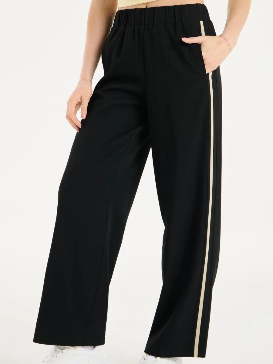 Pantaloni cu craci largi