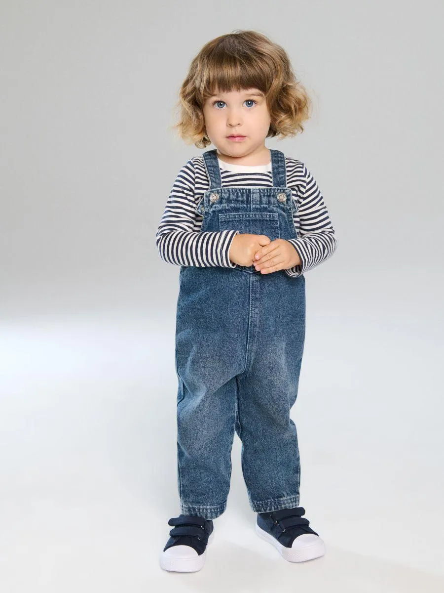 Salopetă din denim cu tricou