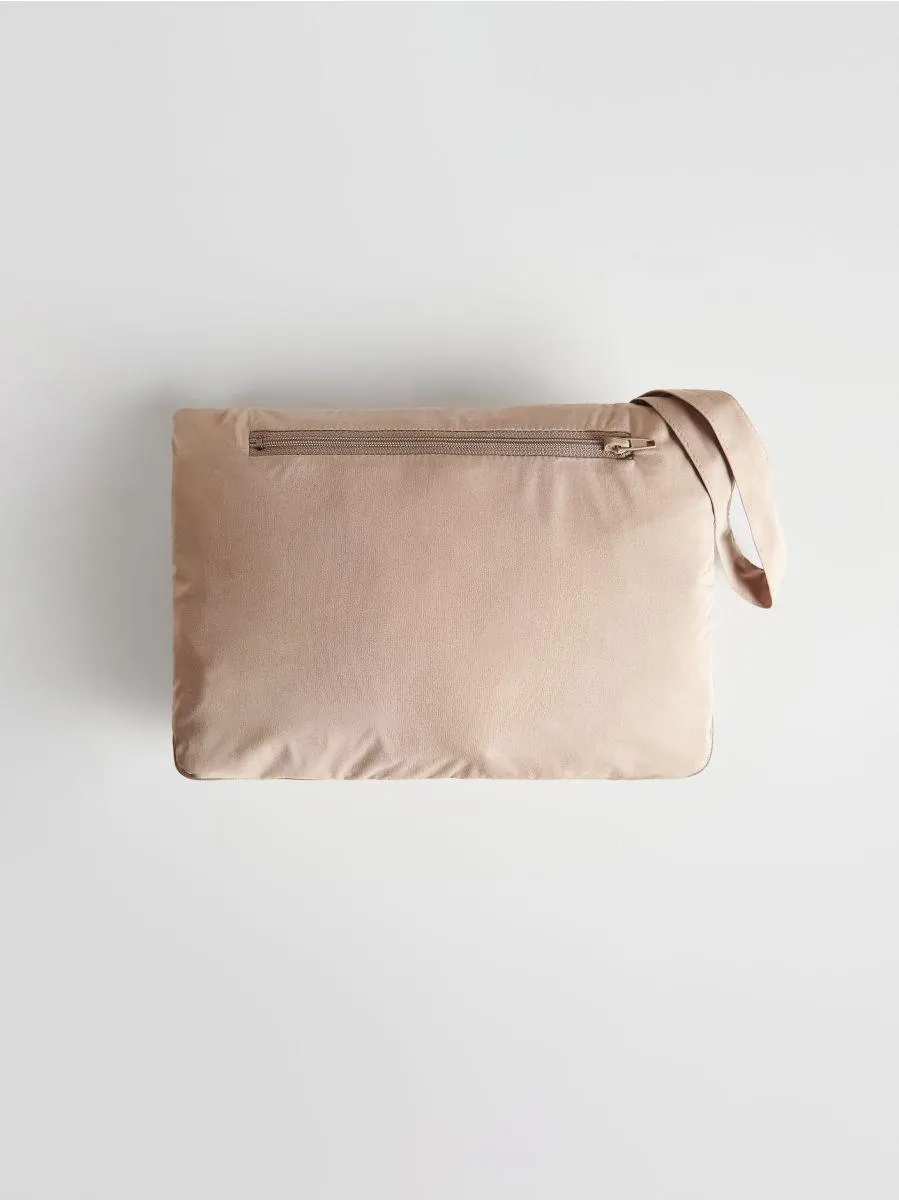 Geacă cu săculeț pentru depozitare