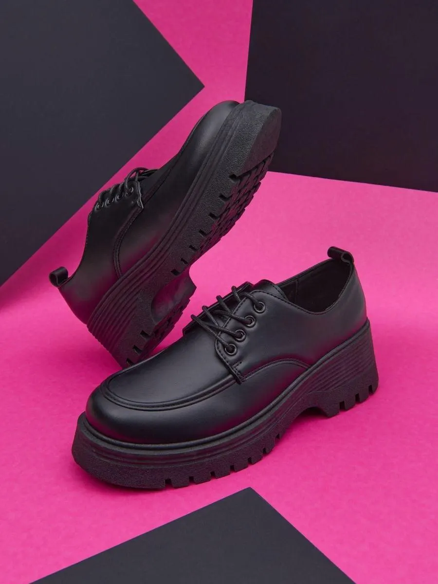 Pantofi pe platformă