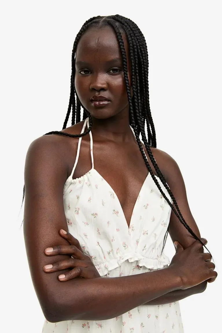 Rochie cu volănaș și bretea la gât