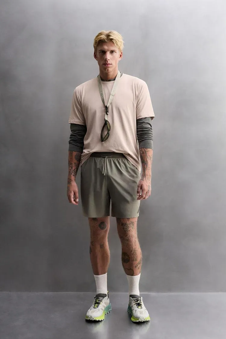 PANTALONI SCURȚI UȘORI PERFORAȚI