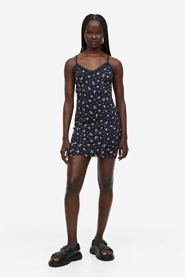 Rochie mulată cu bordură de dantelă