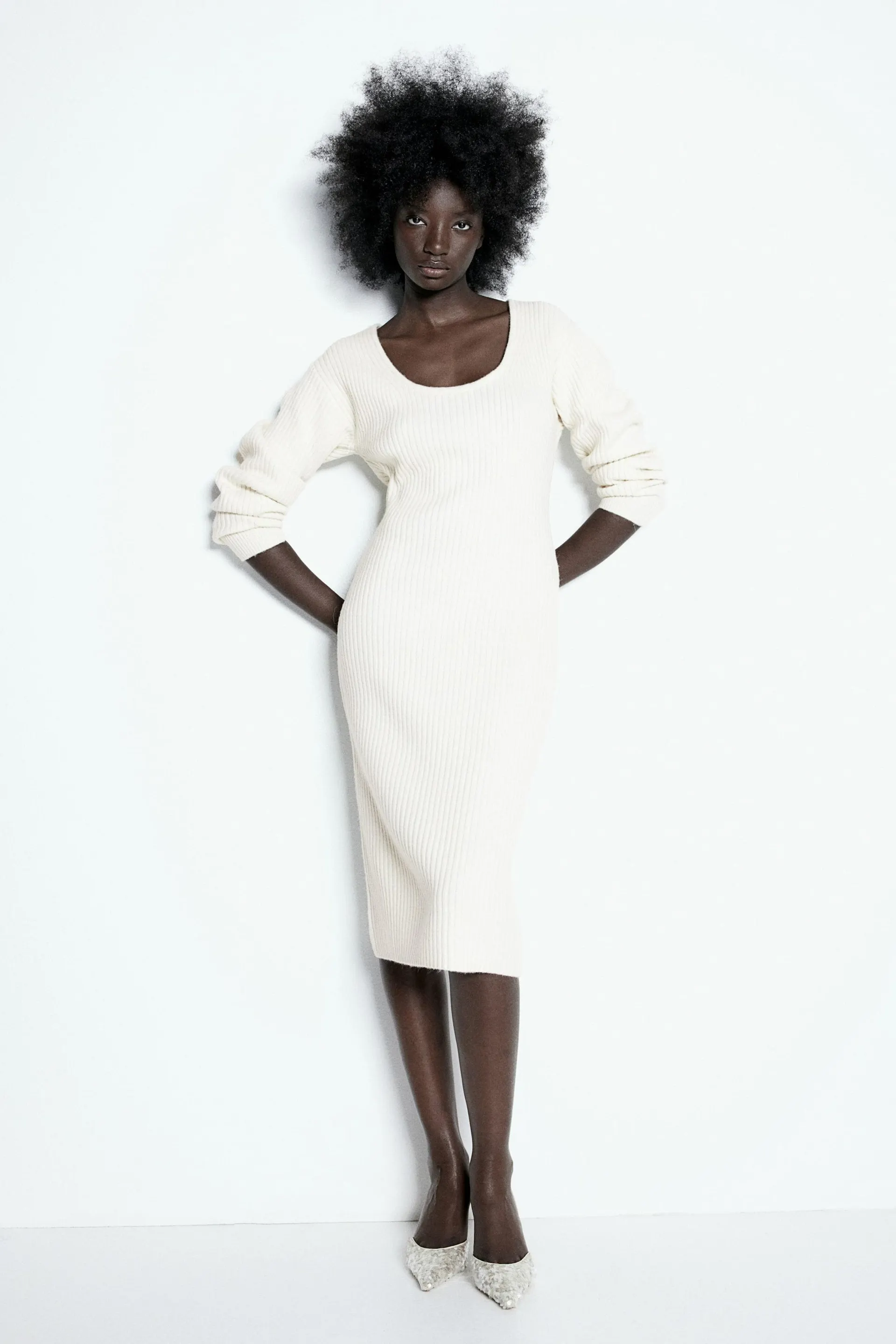 Rochie tricotată reiat cu decolteu adâncit