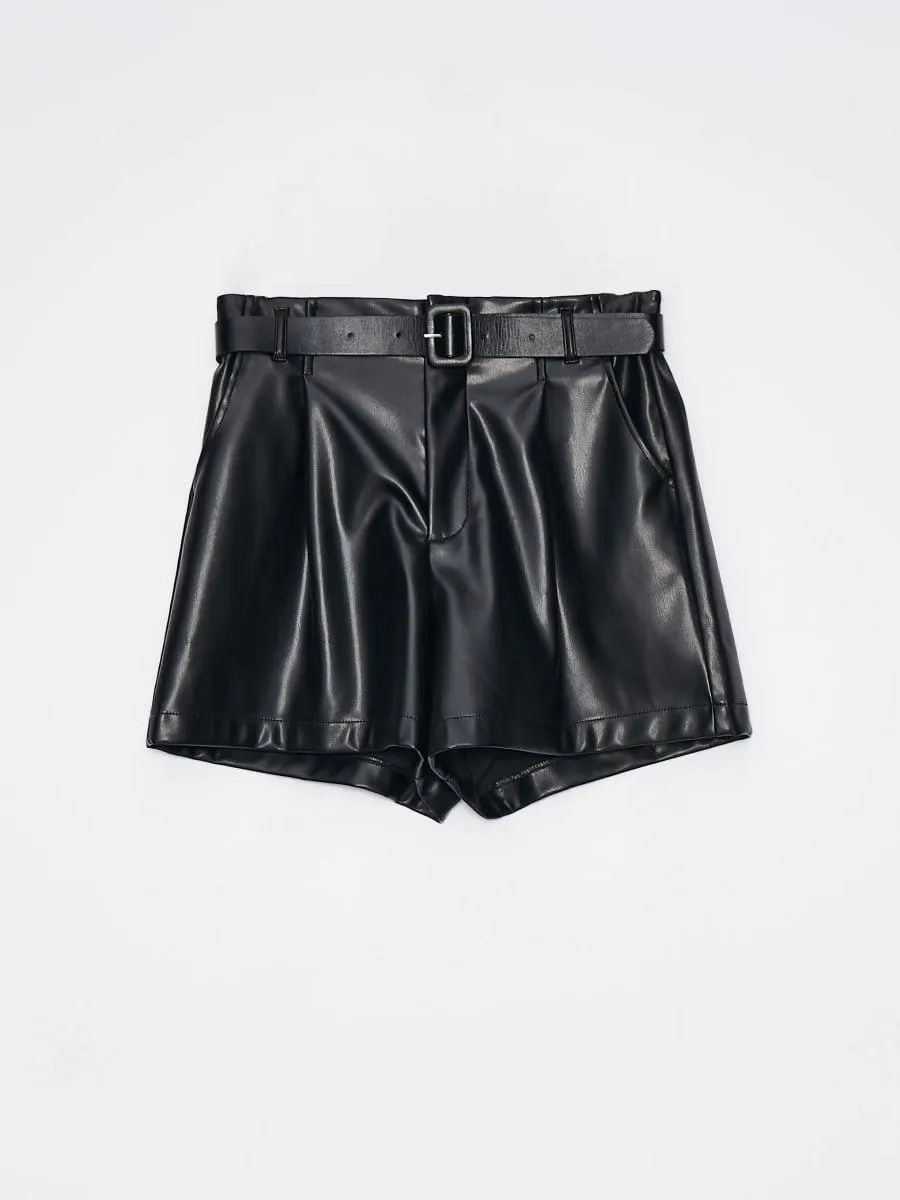 Pantaloni scurți cu dungă