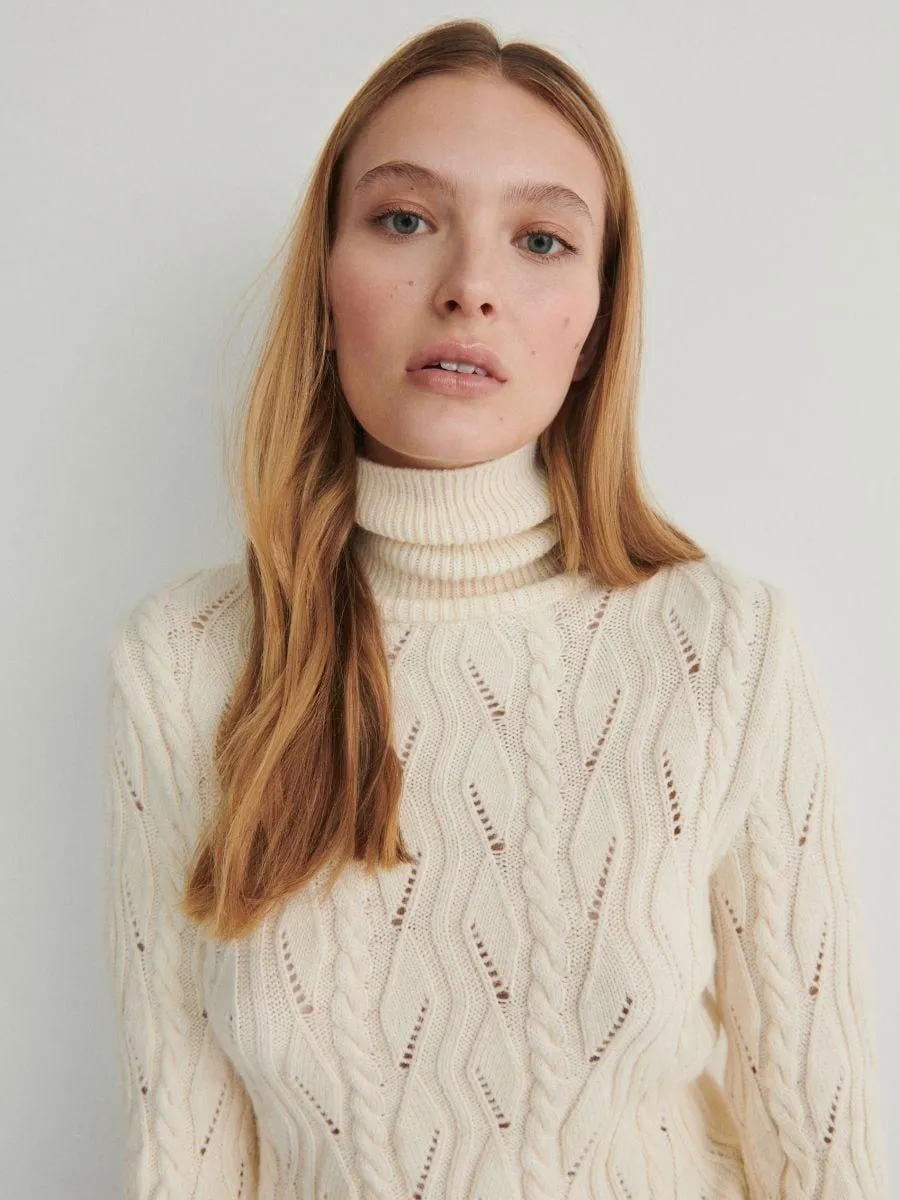 Pulover cu guler înalt și cu detalii ajurate