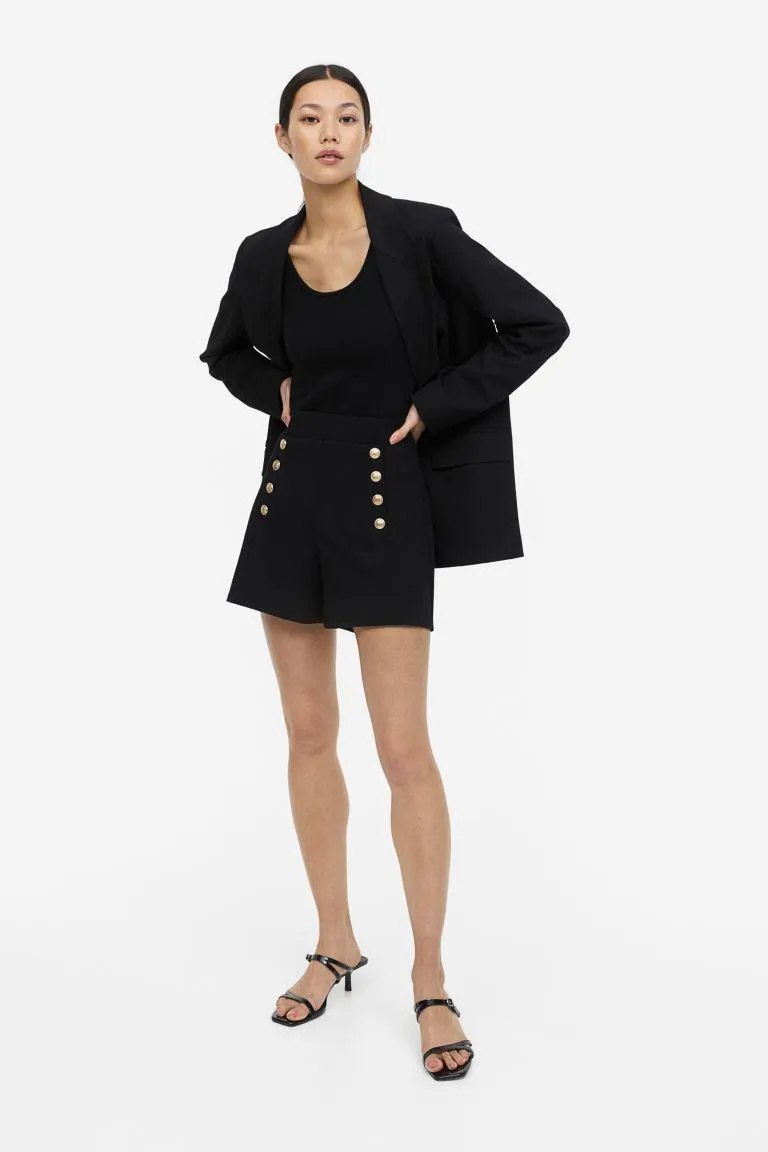 Pantaloni scurți cu nasture în față