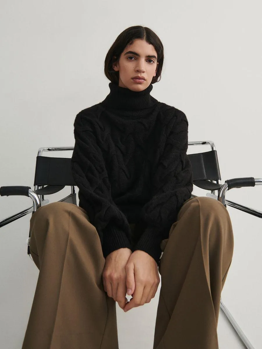 Pulover cu guler rulat și torsade