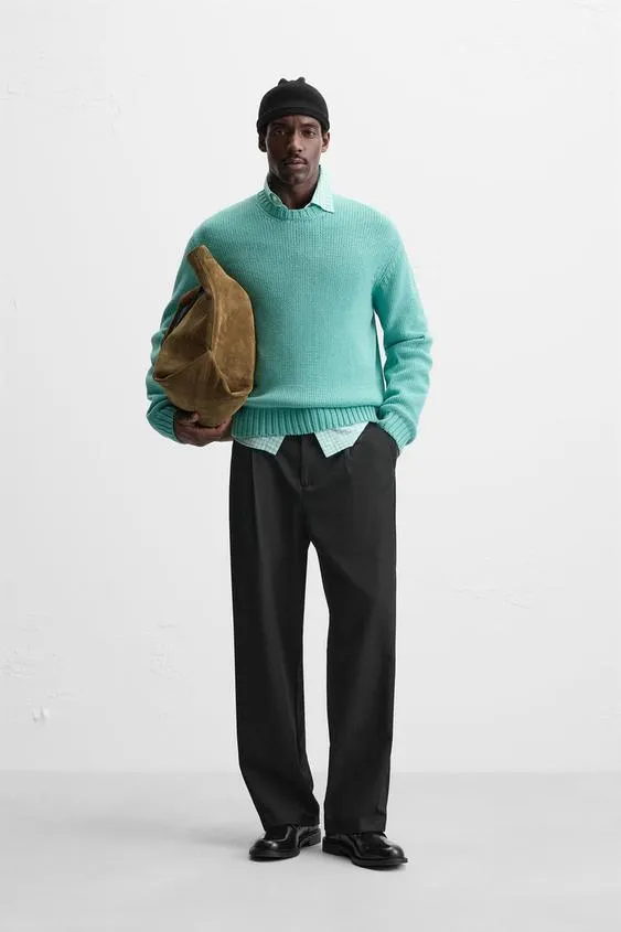 Pulover relaxed fit țesut din fir cu bumbac. Guler rotund. Mânecă lungă. Margini din rib.