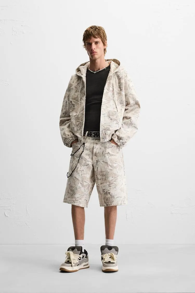 BERMUDE DIN DENIM CU IMPRIMEU ABSTRACT