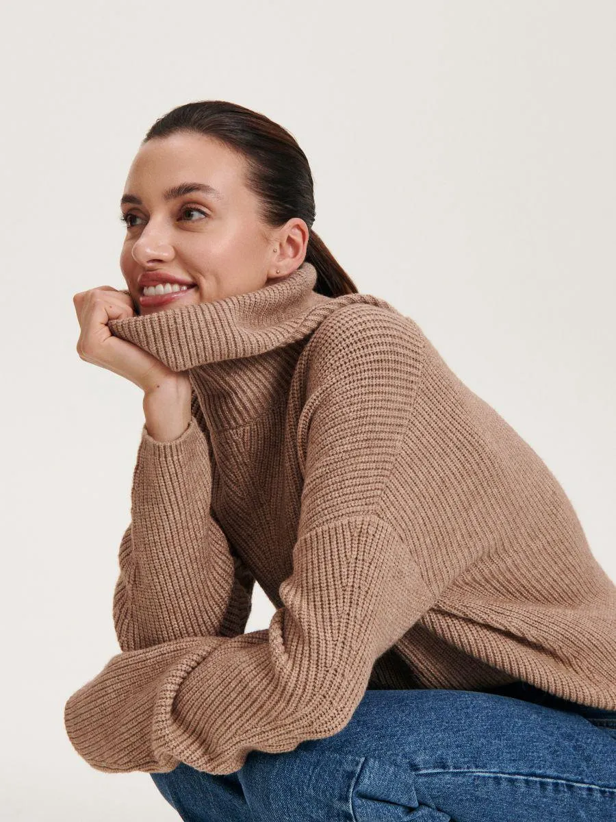 Pulover cu guler înalt larg