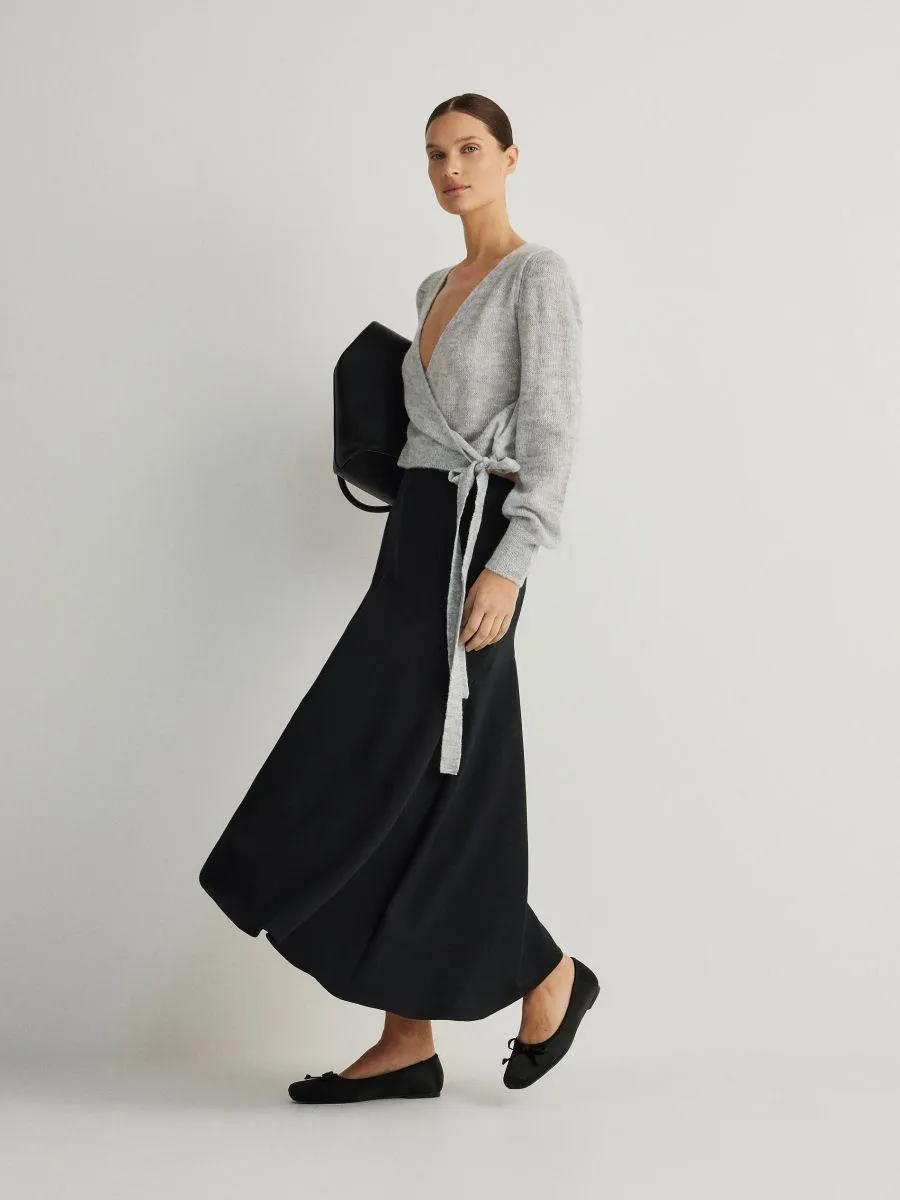 Pulover petrecut în față, cu detaliu legat