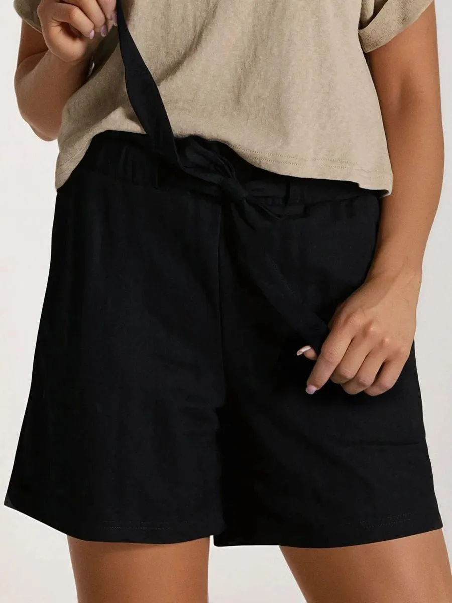 Pantaloni scurți cu cordon în talie