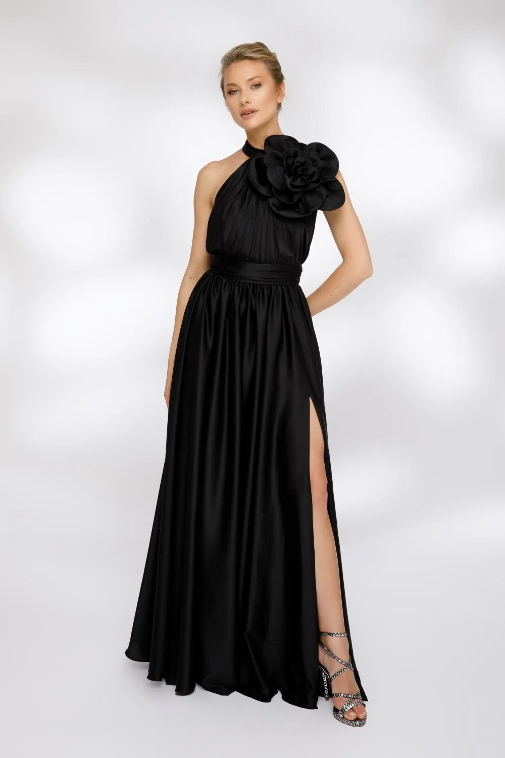 Rochie lunga neagra din satin cu brosa
