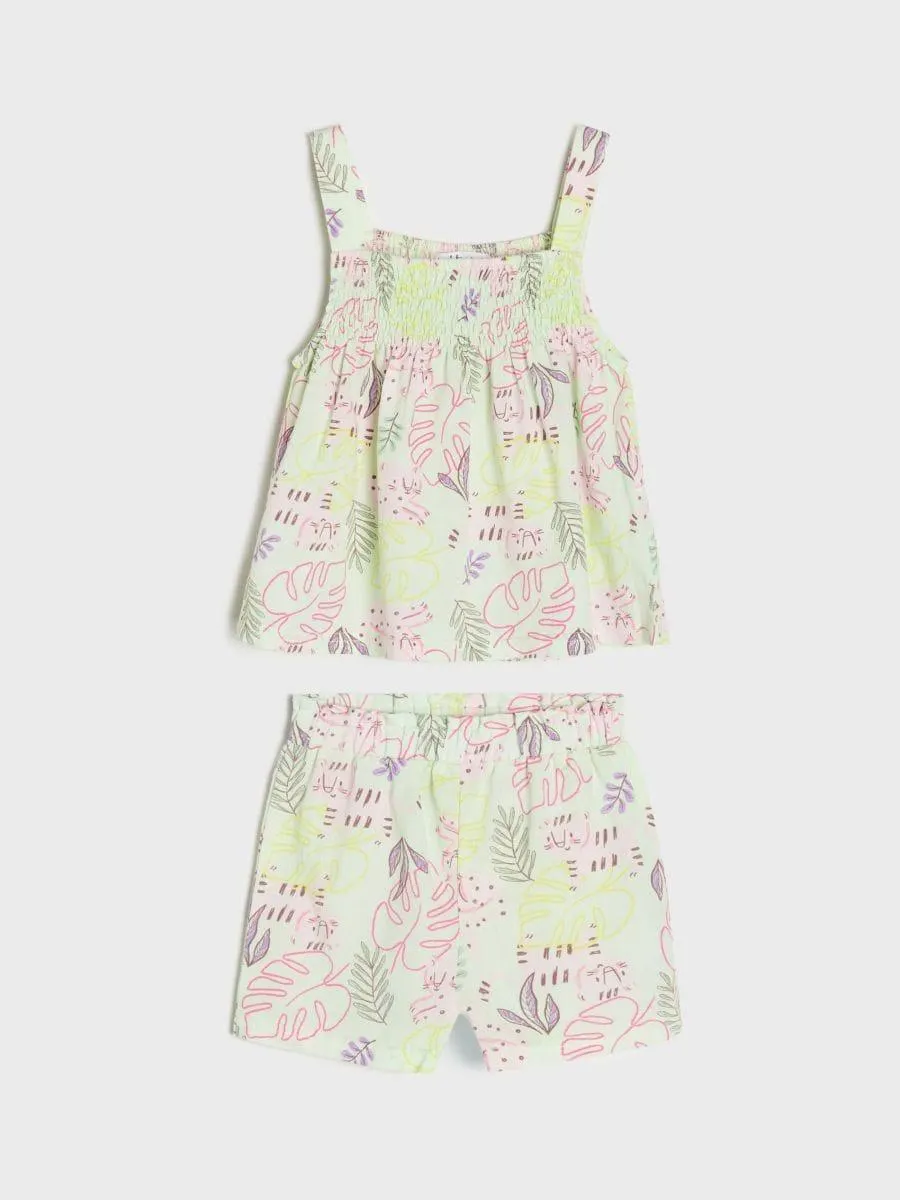 Compleu cu tricou și pantaloni scurți