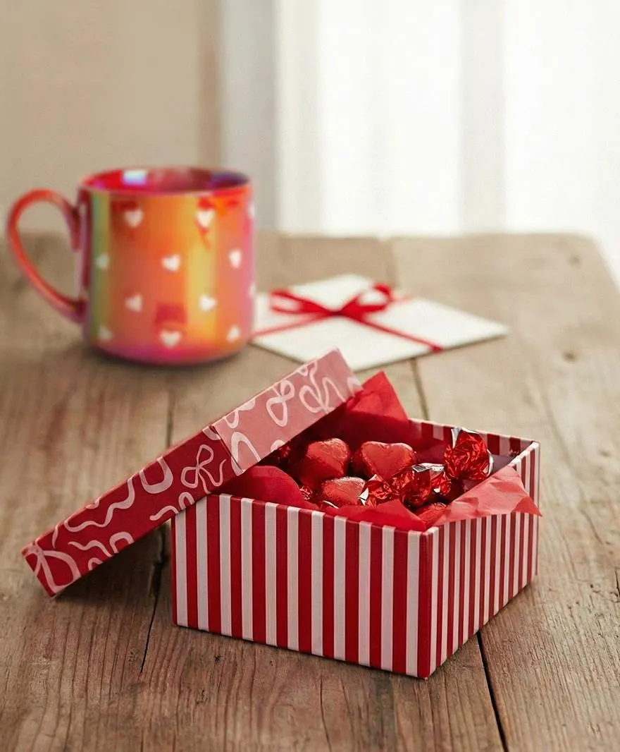 Cutie medie Valentine’s Day cu dungi