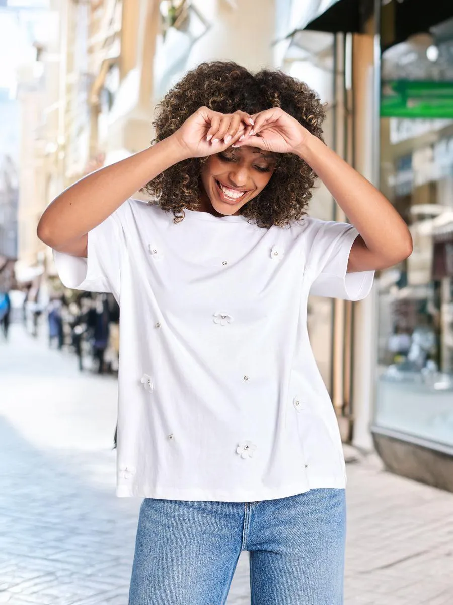 Tricou cu aplicații în formă de flori