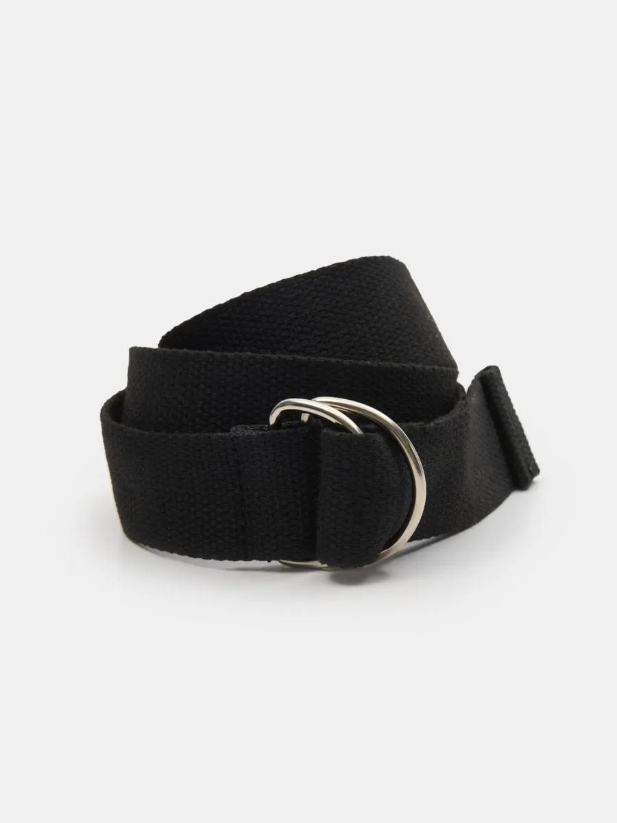 Curea din material textil cu cataramă metalică