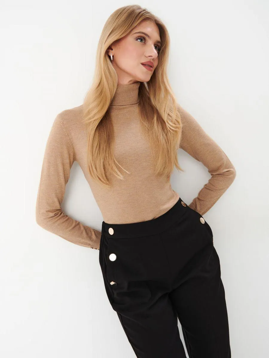 Maletă cu nasturi decorativi