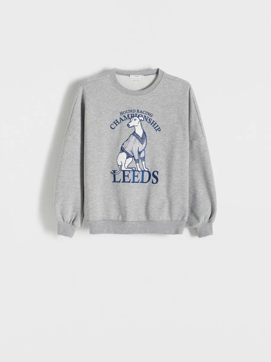 Hanorac cu aplicație brodată