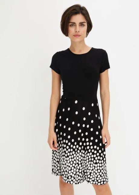 Klänning med mönstrad kjol