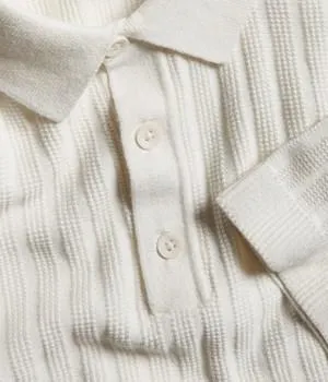 Ribbestrikket tennisskjorte