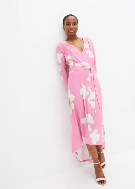 Lång klänning med knytskärp som är längre bak än fram