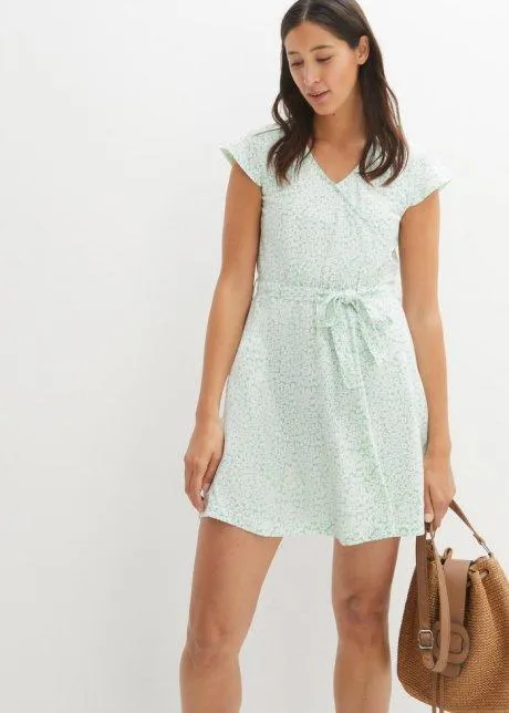 Klänning med omlottlook gjord av hållbar bomull