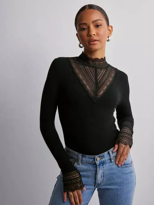 ONLTILDE L/S HIGH NECK LACE TOP JRS