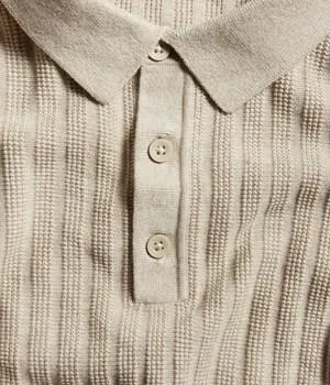 Ribbestrikket tennisskjorte