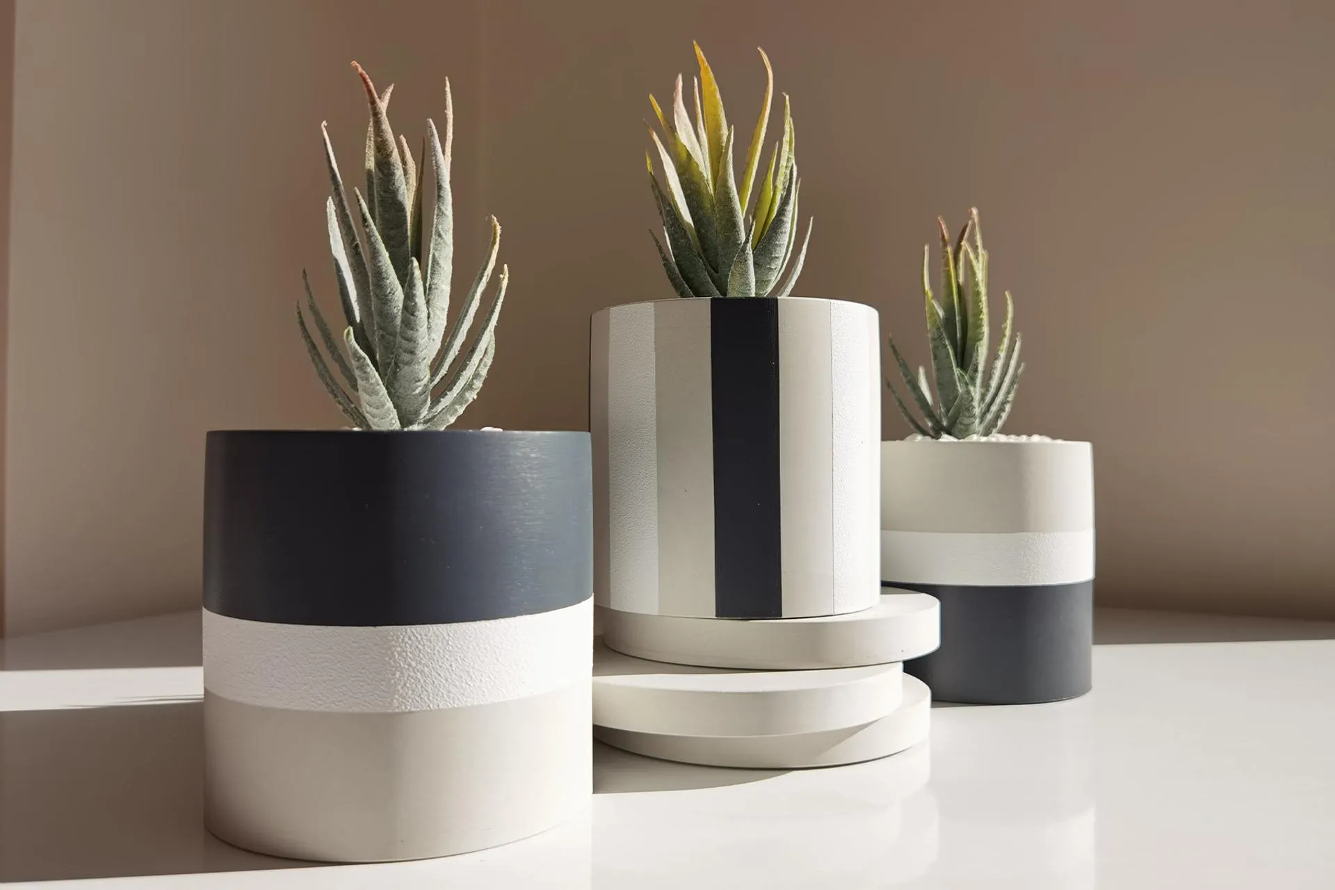 LİV STİL ÜÇLÜ YAPAY ÇİÇEKLİ BETON SAKSI SETİ (LS4-392)