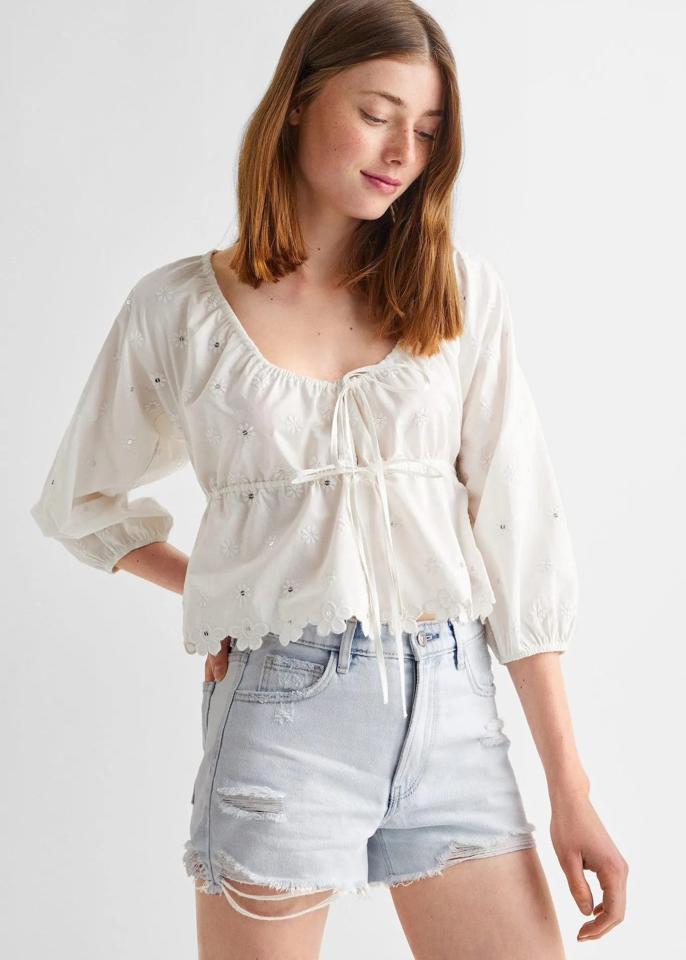 Yırtık denim şort