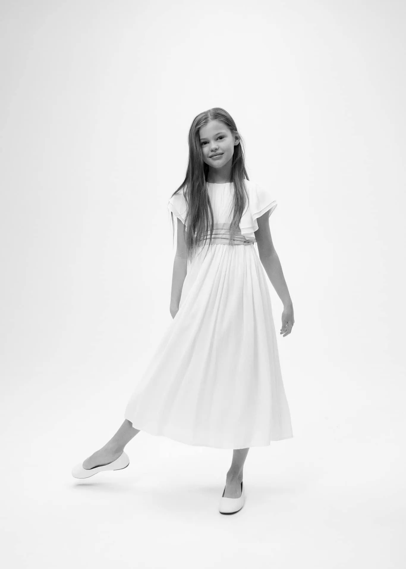 Kolları fırfırlı elbise