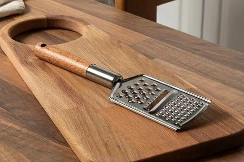 Kitchen Essentials Ahşap Saplı Çelik El Rendesi