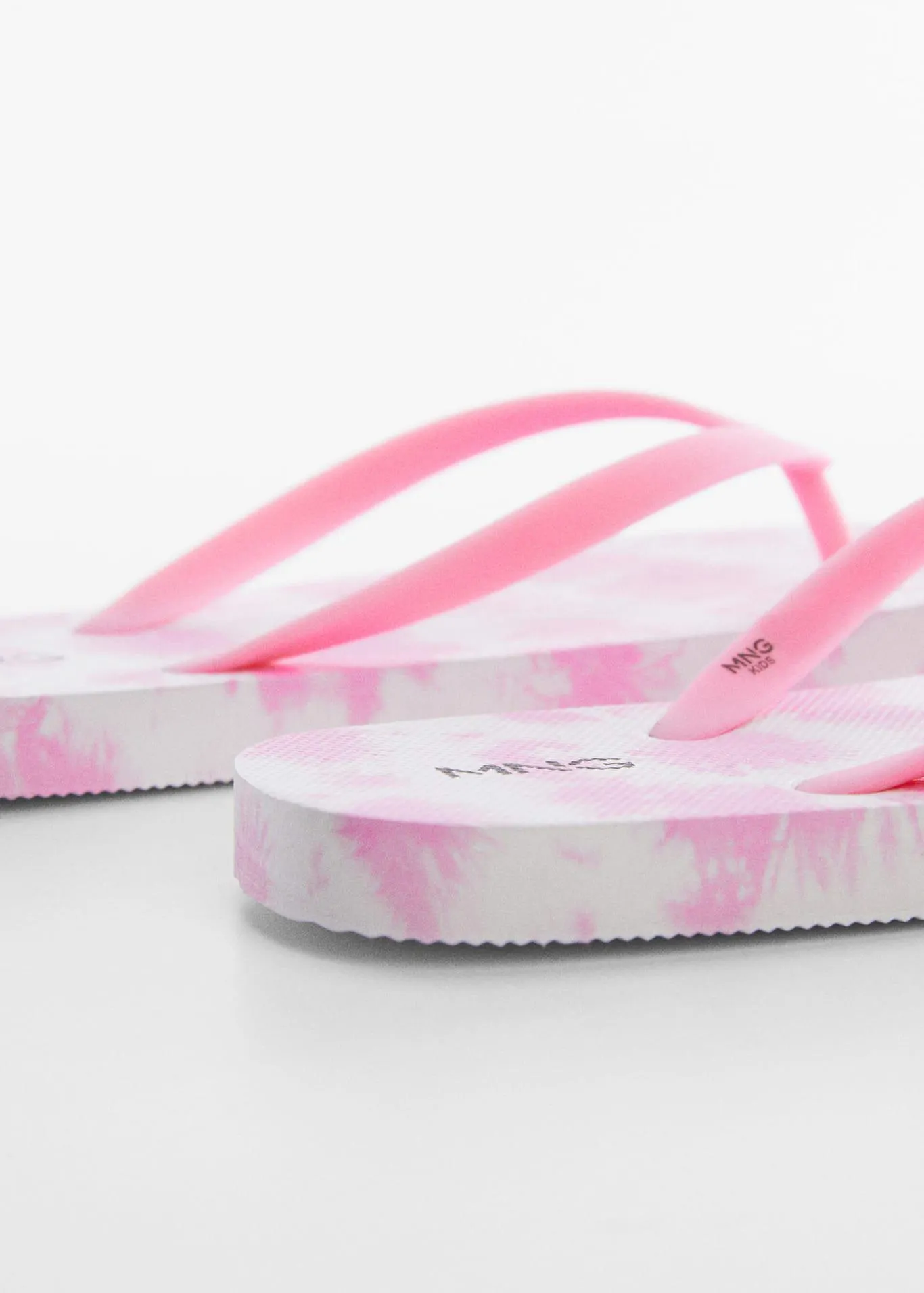 Bantlı parmak arası terlik