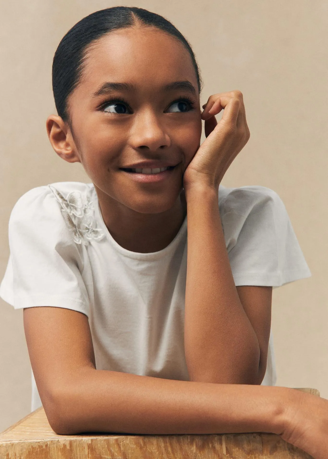 Kelebek işlemeli tişört