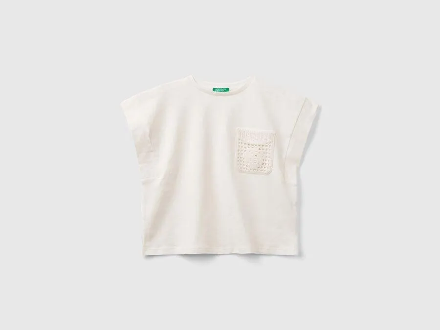 Camiseta con parche de macramé