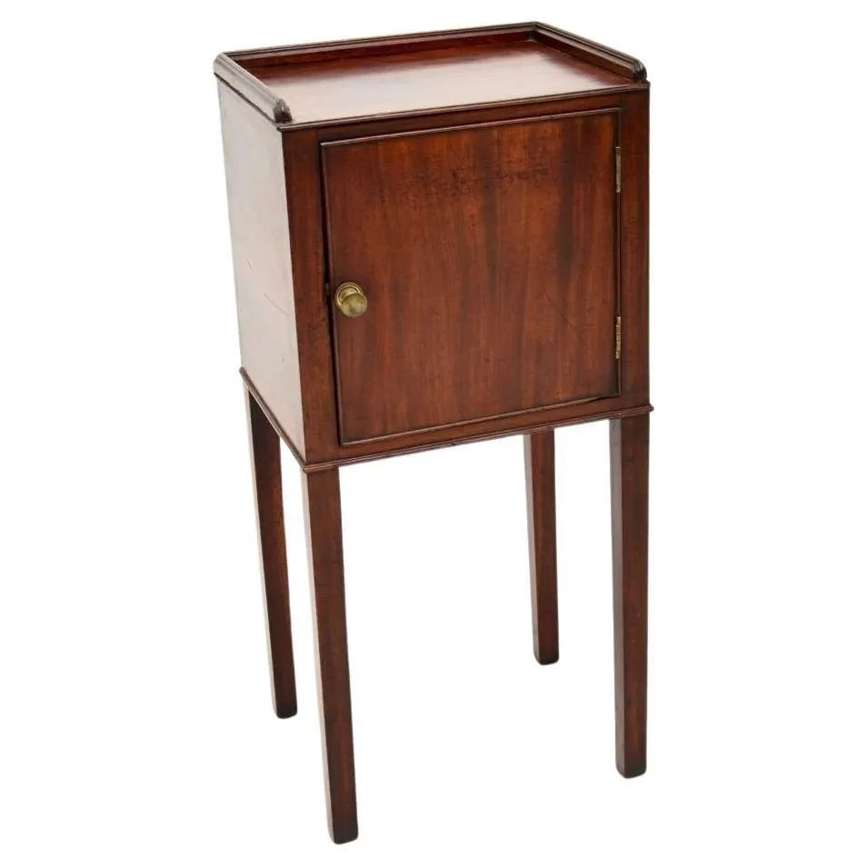 Armario antiguo de época georgiana sobre patas