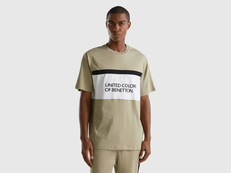 Camiseta verde salvia con banda de logotipo