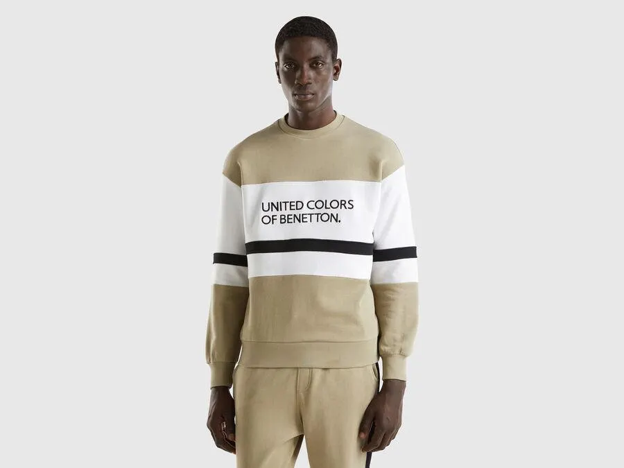 Sudadera verde salvia con banda de logotipo